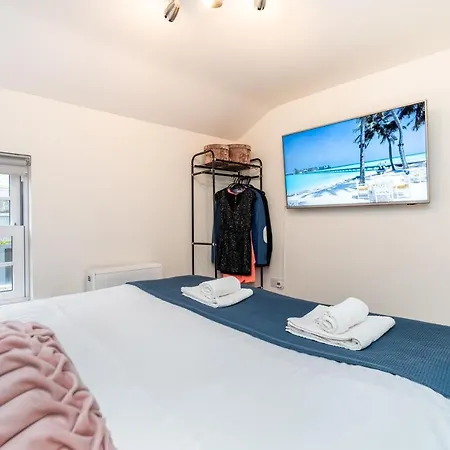 Town Center Apartment With 55” Smart Tv+Netflix Andover Exterior photo