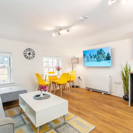 Town Center Apartment With 55” Smart Tv+Netflix Andover Exterior photo