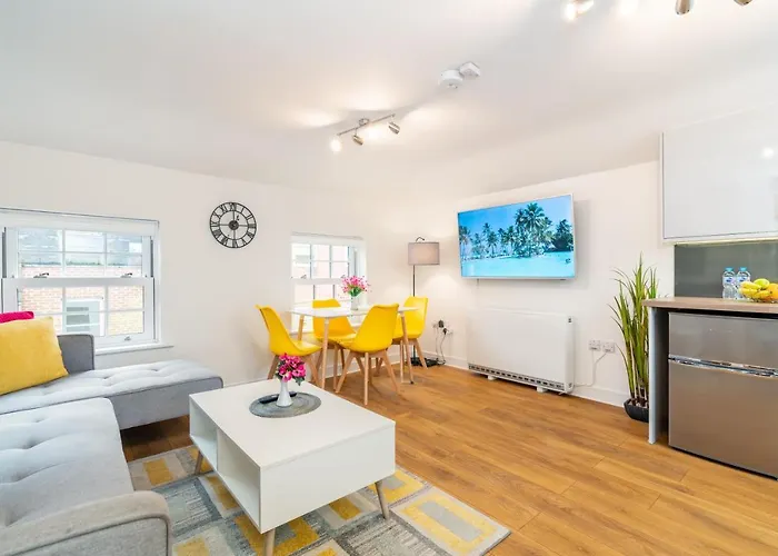 Town Center Apartment With 55” Smart Tv+Netflix
